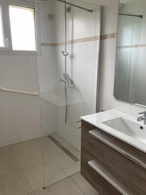 Een douche, een haardroger, handdoeken, zeep