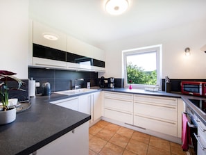 House | Private kitchen | Oven, electric kettle, toaster - Maarchalet Modern Retreat (Daun)