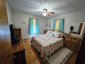 3 Schlafzimmer, Schreibtisch, Bügeleisen/Bügelbrett, Reisekinderbett