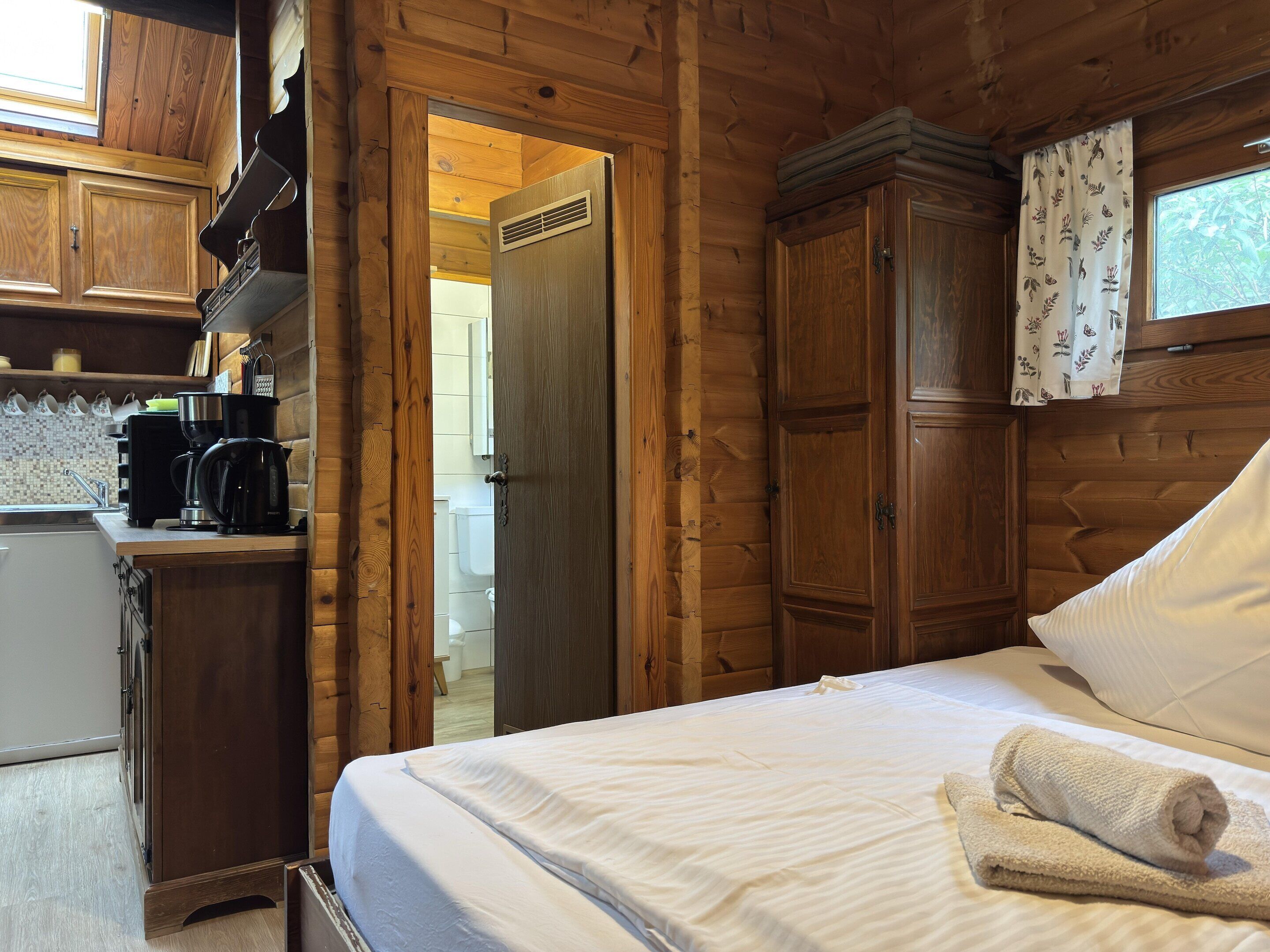 Rumah | 2 kamar tidur dan dilengkapi dengan perabotan berbeda-beda