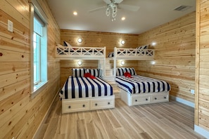 4 bedrooms, WiFi, bed sheets - Resort Style Pools, Boardwalk to the Beach, Restaurant on Site (Port Aransas)