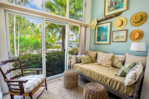 Smart-TV, bøker, stereoanlegg og printere