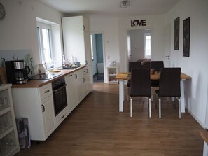 House | Private kitchen | Oven, electric kettle, toaster - Muskan Modern Retreat (Üxheim)