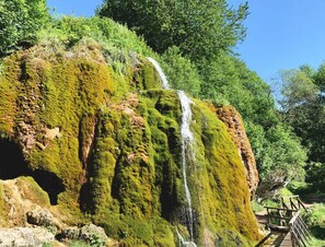 A natural waterfall with a wooden viewing platform. - Muskan Modern Retreat (Üxheim)