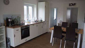 House | Private kitchen | Oven, electric kettle, toaster