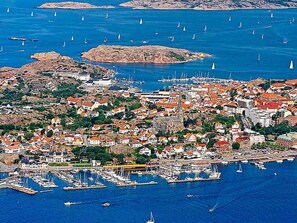A coastal town with a marina, buildings with red roofs, and sailboats. - 4 Star Holiday Home in Lysekil (Lysekil)