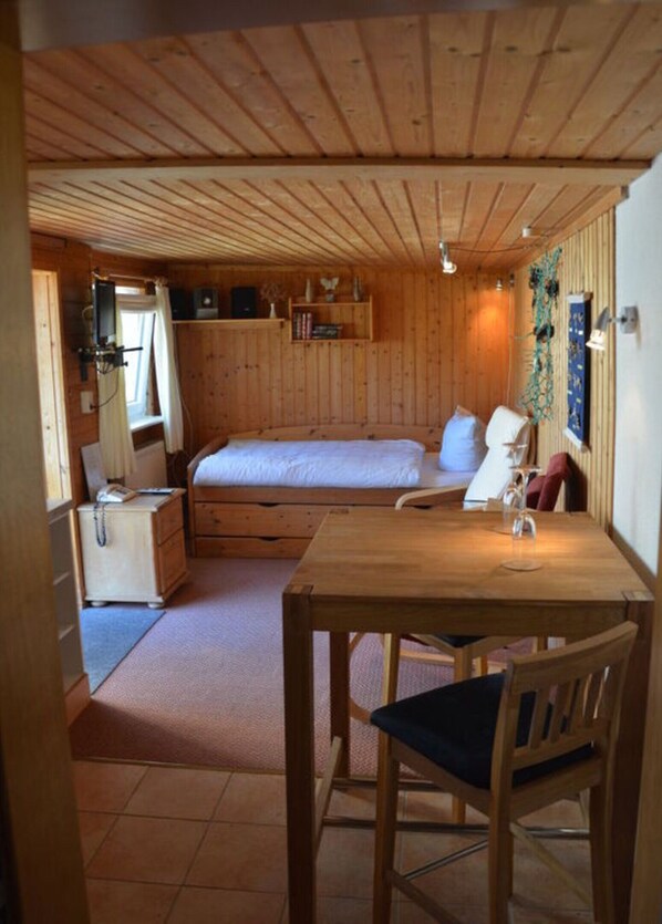 House | 1 bedroom, individually furnished, iron/ironing board