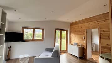 TV connectée, table de tennis de table, livres