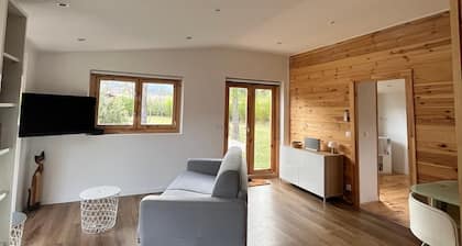 Chalet au Calme Avec Piscine et Grand Jardin