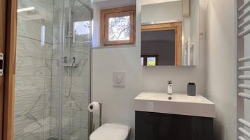 Een douche, een haardroger, handdoeken, zeep