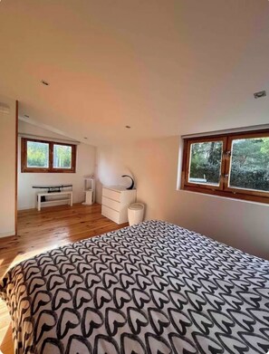 1 habitación, tabla de planchar con plancha, wifi gratis y ropa de cama 