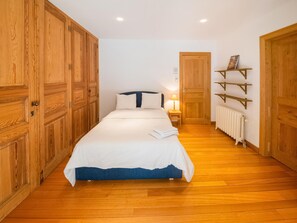 5 bedrooms, iron/ironing board