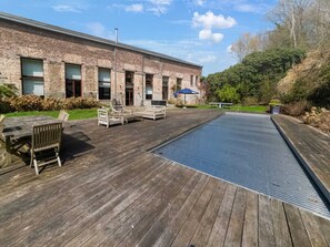 Hus | Basseng | Innendørsbasseng og utendørsbasseng