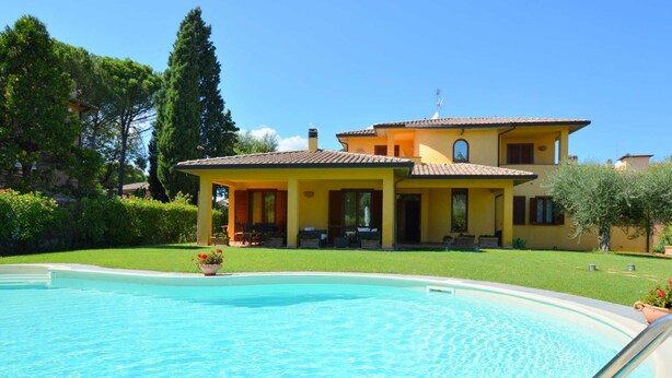 A two-story house with a swimming pool in front. - Pretty Villa in Marsciano (Marsciano)