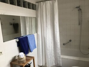Apartemen | Kamar mandi | Handuk
