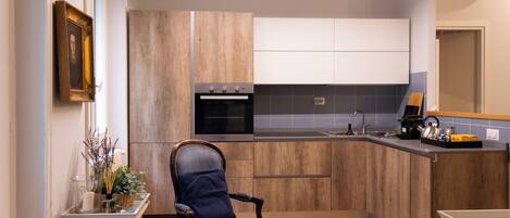 Een koelkast, een oven, een kookplaat, een vaatwasser