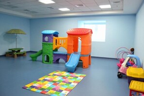 Children’s play area – indoor - Penthouse with beach access & Palm views (Dubai)