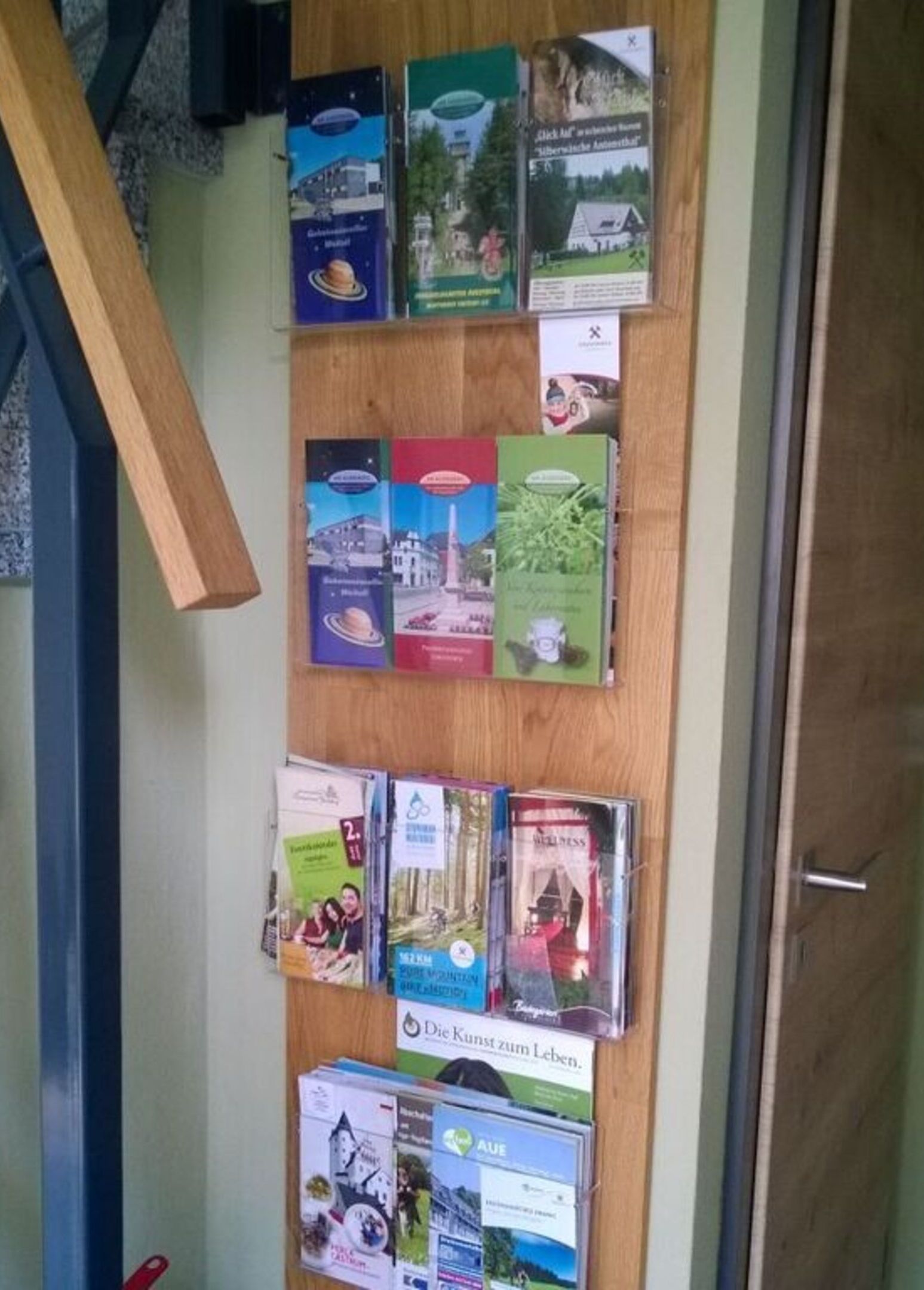 Un mur orné de divers guides de voyage et cartes.