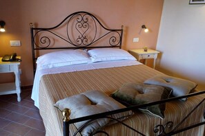 House | 2 bedrooms, individually furnished, bed sheets - Apartment in Umbria With Infinity Pool Views (Bettona)