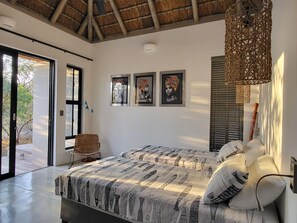 House | 3 bedrooms, individually furnished, bed sheets - Holiday Home in Hoedspruit With Private Pool (Hoedspruit)