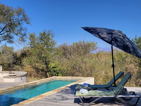 House | Pool | Indoor pool, outdoor pool - Holiday Home in Hoedspruit With Private Pool (Hoedspruit)