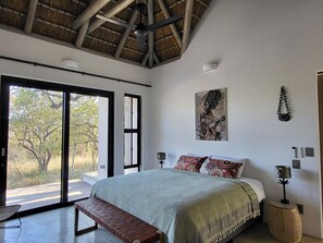 3 bedrooms, individually furnished, bed sheets - Holiday Home in Hoedspruit With Private Pool (Hoedspruit)