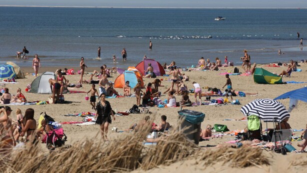 A beach with tents, people, and a clear sky. - Lovely Apartment in Julianadorp (Julianadorp)