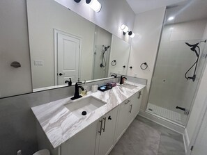 Douche, séchoir à cheveux, serviettes fournies, savon
