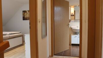 1 habitación, muebles diferentes y tabla de planchar con plancha