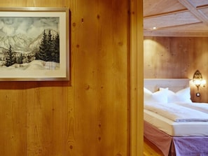 A wooden wall with a framed painting of a mountainous landscape. - Suite Beech Modern Retreat (Bad Wiessee)