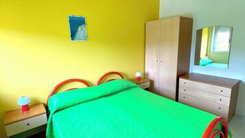 Escritorio, wifi gratis y ropa de cama
