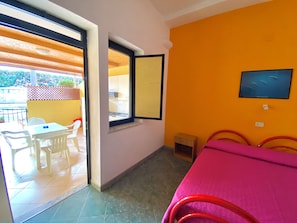 Desk, free WiFi, bed sheets - Residence Felix (Ricadi)