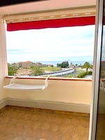 Panoramic Studio | Desk, WiFi (free), bed sheets