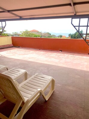 Condo luxo | Escrivaninha, Wi-Fi de cortesia, roupa de cama