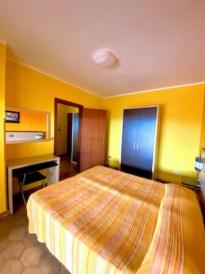 A room with a bed, a desk, and a wardrobe. - Residence Felix (Ricadi)