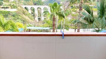 Classic Apartment | Desk, free WiFi, bed sheets
