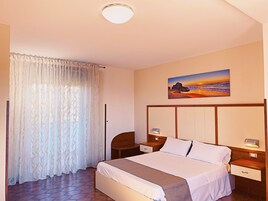 Escritorio, wifi gratis y ropa de cama