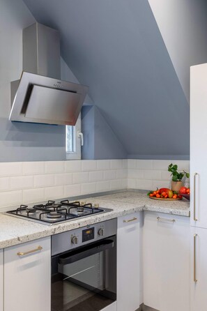 Frigorifero, microonde, forno, piano cottura