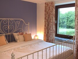 House | 4 bedrooms, individually furnished, iron/ironing board, bed sheets