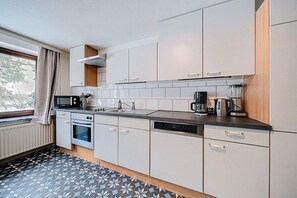 House | Private kitchen | Microwave, coffee/tea maker, electric kettle, toaster - Cozy Holiday Home for 8 in Bullingen (Buellingen)