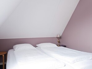 House | 3 bedrooms, individually furnished, bed sheets - Nice Home in Earnewald With Whirlpool and Sauna (Earnewald)