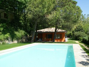 Bungalow | Pool | Outdoor pool - Bungalow in Garda With Pool & Wine Nearby (Garda)