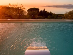 Vila | Piscina | Piscina interna, piscina externa