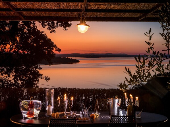 Dining - Holiday Home in Magione With Lake View & Pool (Magione)