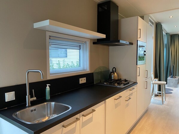 Private kitchen - Chalet With Pond View in Gelderland (Lathum)