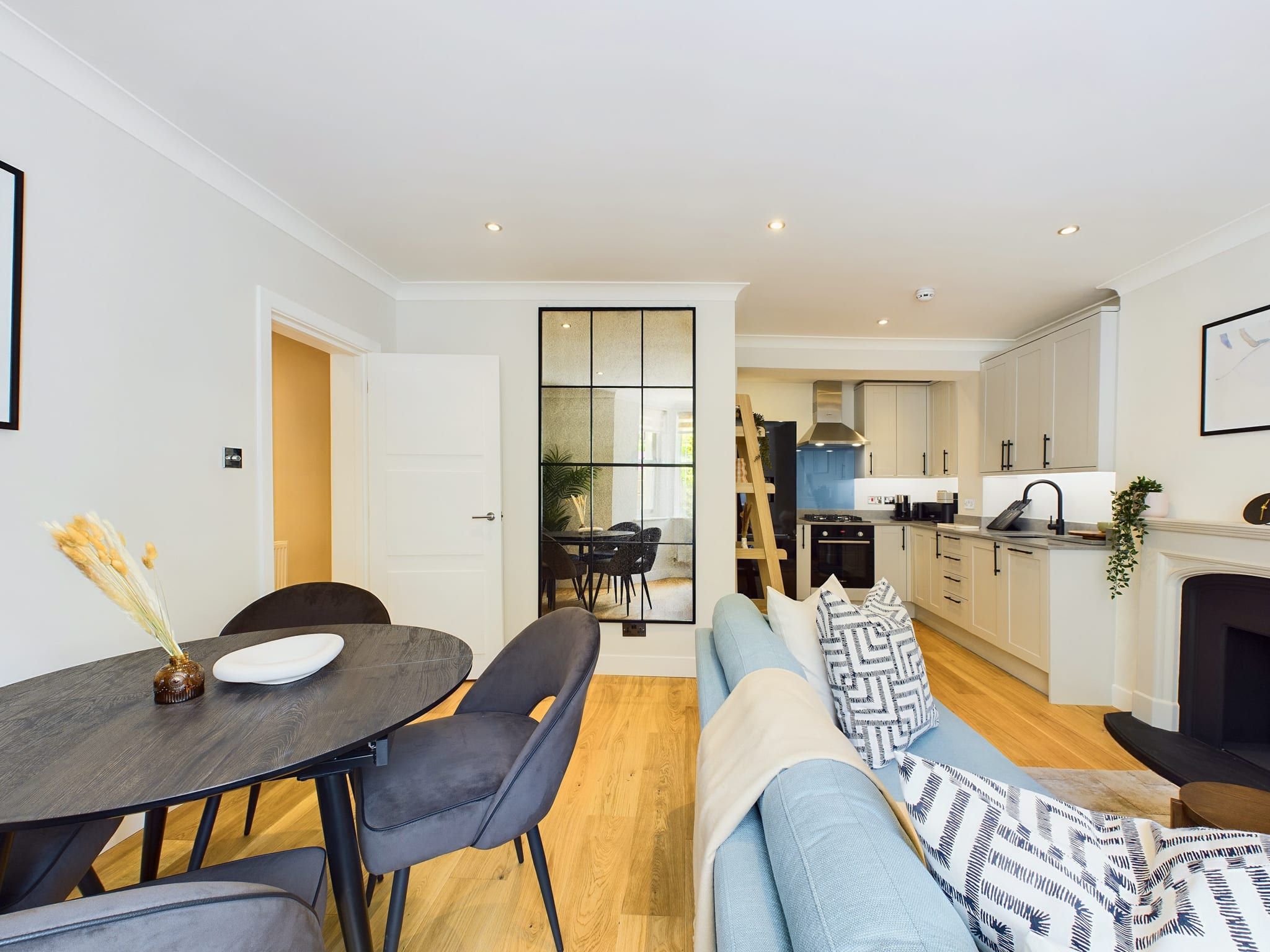 Een modern appartement met een eetgedeelte, keuken en woonkamer.