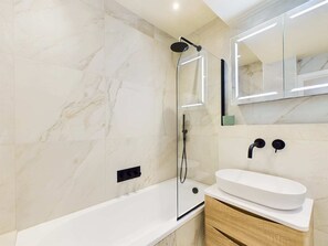 Douche, sèche-cheveux, serviettes fournies