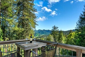 Outdoor dining - MagicMountainManor~Majestic Redwood Views-Stunning & Comfy Home-WIFI/Pup/HtTb (Cazadero)