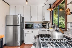 Køleskab, mikrobølgeovn, ovn, kogeplade