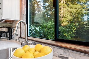 Fridge, microwave, oven, stovetop - MagicMountainManor~Majestic Redwood Views-Stunning & Comfy Home-WIFI/Pup/HtTb (Cazadero)